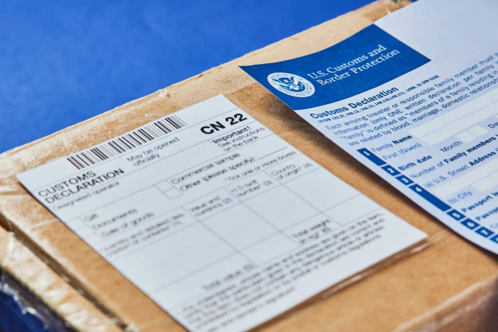Zollerklärung auf dem Paket für die Zollabfertigung an der US-Grenze