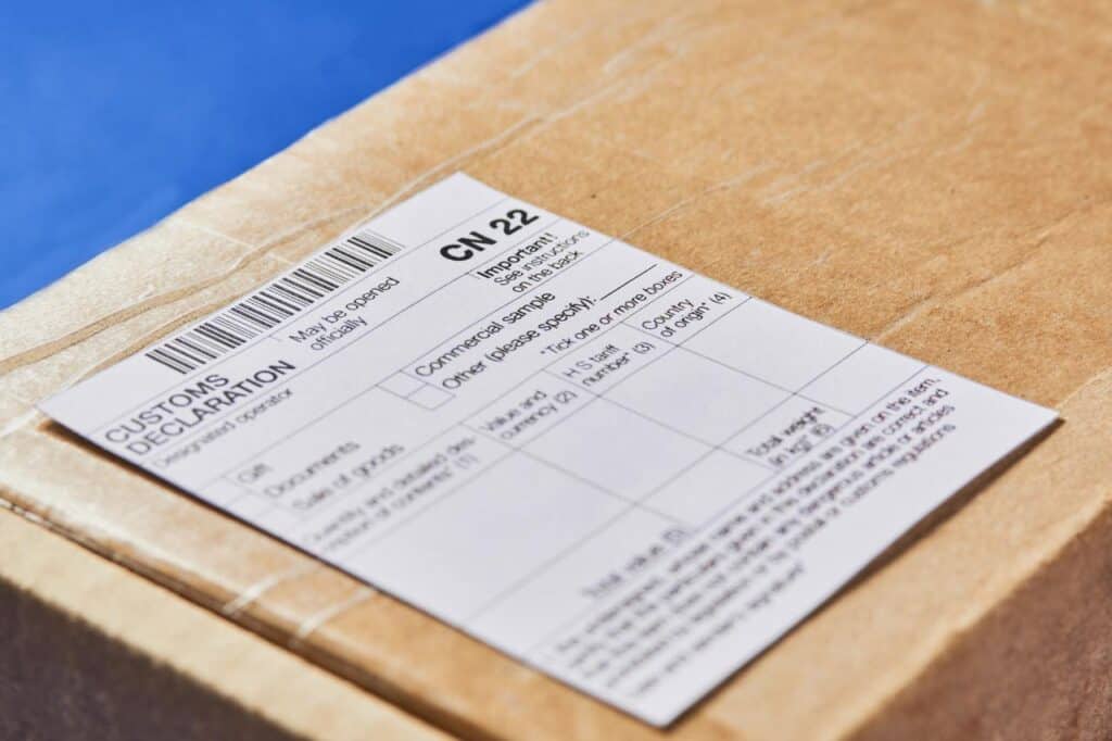 Doos met internationaal verzendlabel erop geplakt