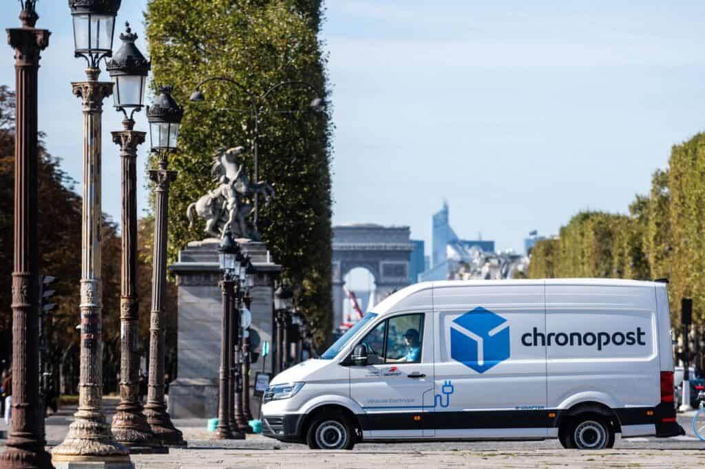 Chronopost vehicle in Paris Camion de livraison Chronopost devant l’Arc de triomphe